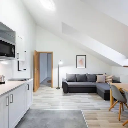 Daire Elegant 4-guest Retreat Near Old Town