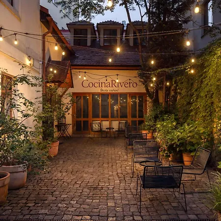 Elegant 4-guest Retreat Near Old Town *