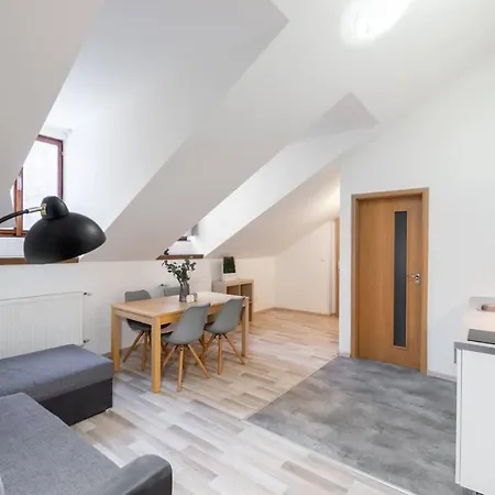 Elegant 4-guest Retreat Near Old Town Lägenhet
