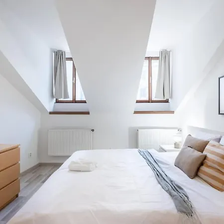 Elegant 4-guest Retreat Near Old Town Lägenhet Prag