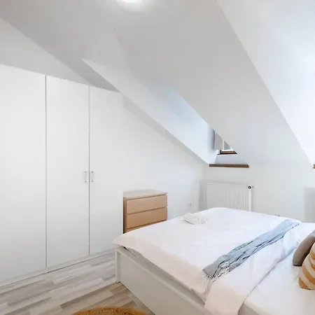 Elegant 4-guest Retreat Near Old Town Lägenhet *