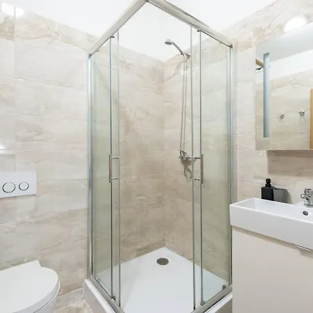 Elegant 4-guest Retreat Near Old Town דירה