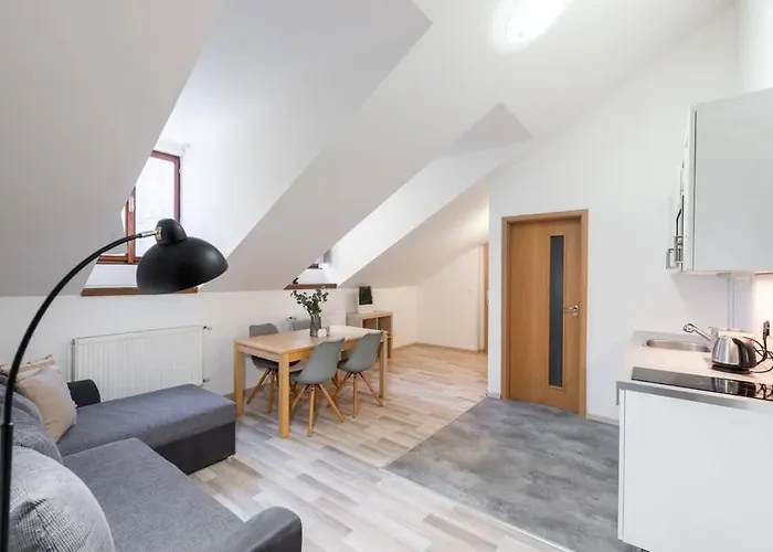 Elegant 4-guest Retreat Near Old Town Appartamento