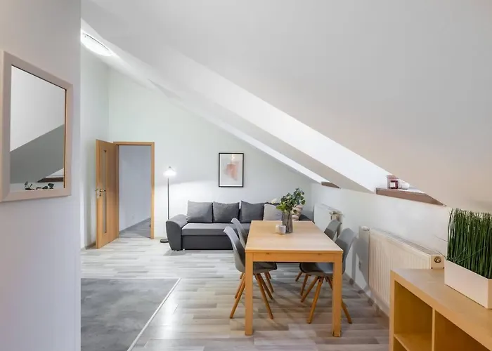 Elegant 4-guest Retreat Near Old Town Appartamento Praga