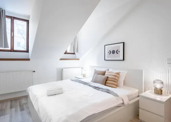 Elegant 4-guest Retreat Near Old Town *