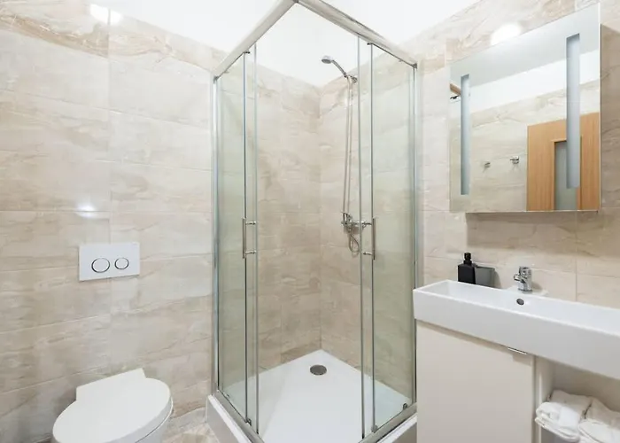 Elegant 4-guest Retreat Near Old Town Appartamento