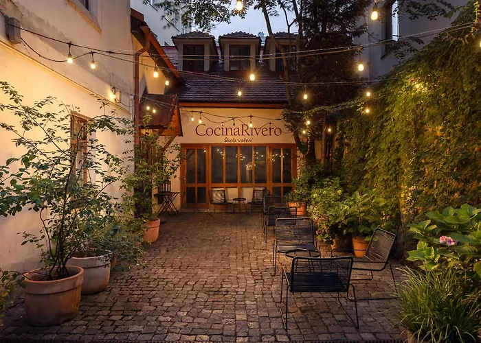 Elegant 4-guest Retreat Near Old Town *
